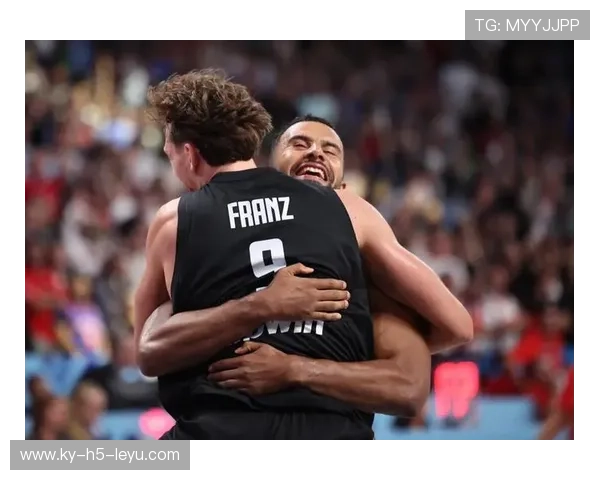 全球篮球赛中发生激烈争夺，胜负悬念，全世界篮球比赛