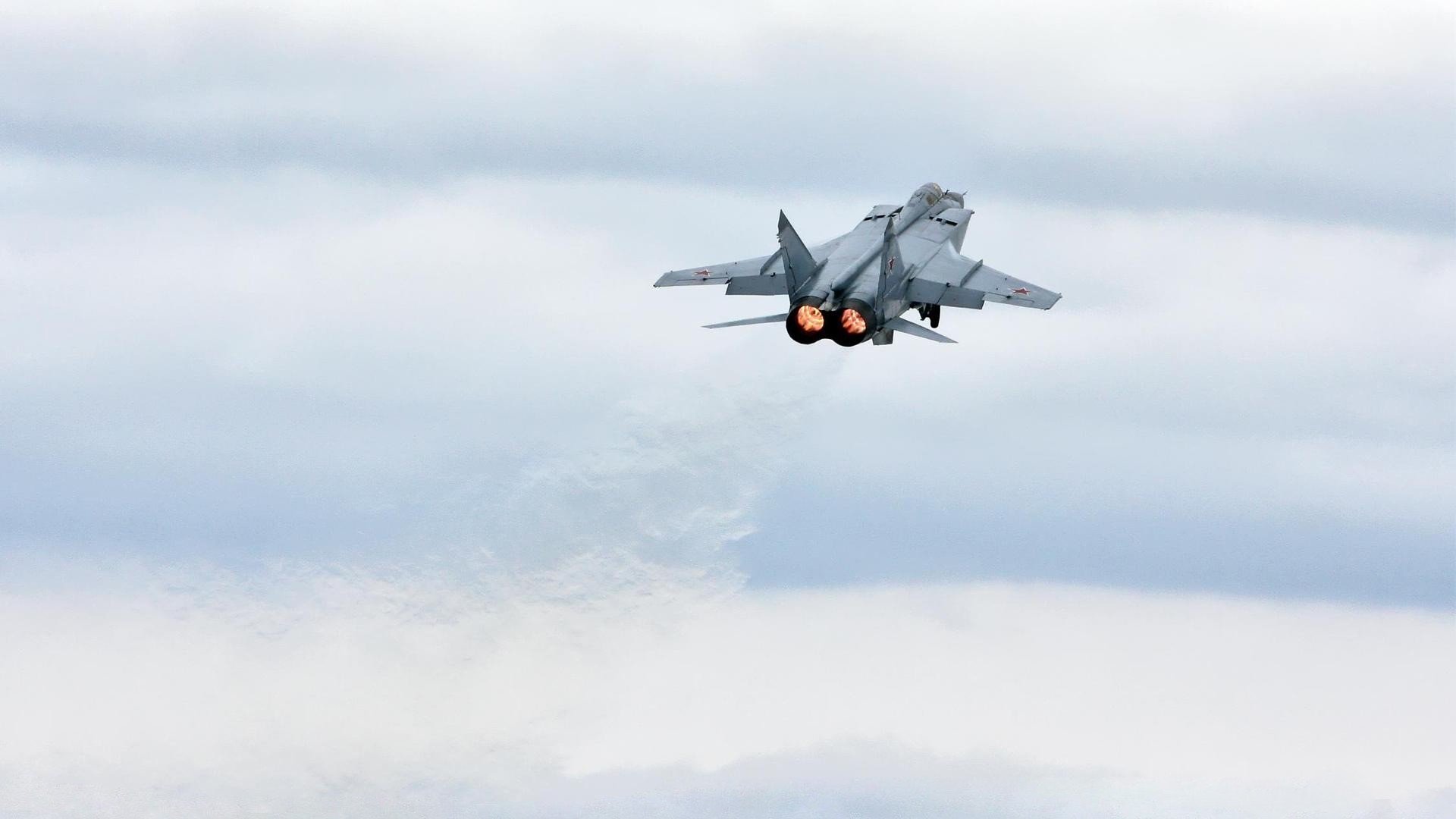 世界杯万人空巷:足球盛宴掀起狂潮,世界杯足球赛如火如荼地进行